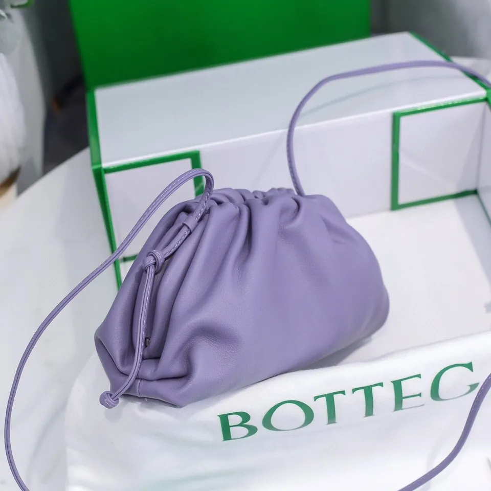 Batch 1120 Bottega Veneta cloud bag ☁️POUCH series original plain calfskin, super low-key and attractive, soft and casual, major Internet celebrity bloggers are crazy about calling it, fashionable and classy, ​​lazy and intellectual, small size: 23*13*8 (small cloud plain) lavender